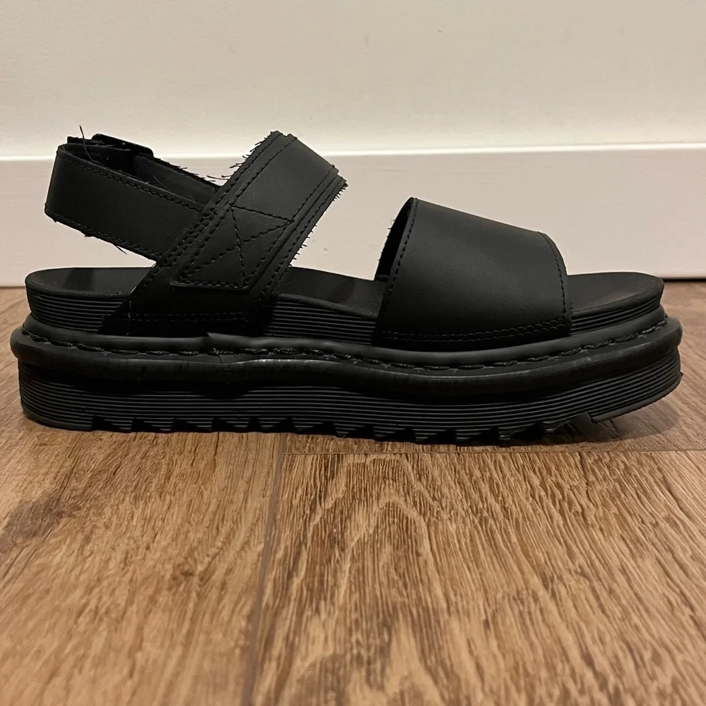 DR. MARTENS VOSS WOMEN'S LEATHER STRAP
SANDALS / BLACK / SIZE 7 - Picture 10 of 16